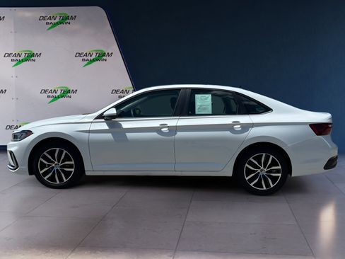 Certified 2025 Volkswagen Jetta SE w/ Sunroof Package image 4