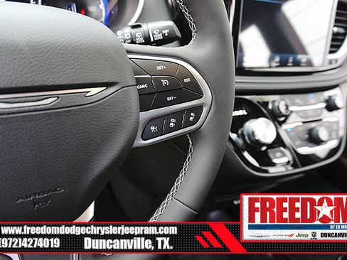 New 2027 Chrysler Pacifica Select FWD image 28