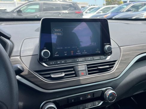 Used 2025 Nissan Altima 2.5 SV FWD image 17