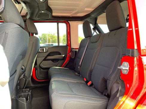 Used 2025 Jeep Wrangler Sahara image 24