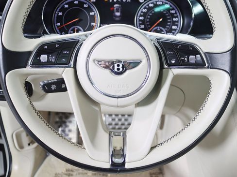 Used 2017 Bentley Bentayga AWD/4WD image 18