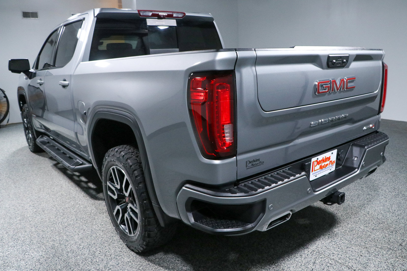 Used 2024 GMC Sierra 1500 AT4 w/ Technology Package AWD/4WD image 9