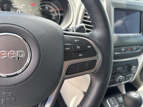 Used 2021 Jeep Cherokee Latitude Plus FWD image 24