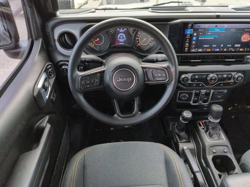 Used 2025 Jeep Gladiator Mojave AWD/4WD image 16