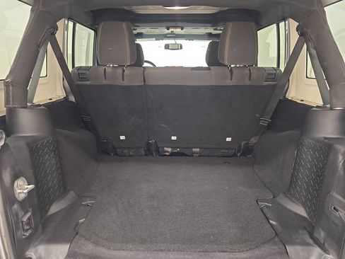 Used 2018 Jeep Wrangler Unlimited Sahara w/ Connectivity Group AWD/4WD image 16
