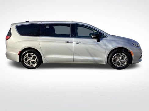 Used 2024 Chrysler Pacifica Limited image 12