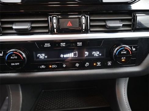 Used 2025 Nissan Pathfinder SV image 3