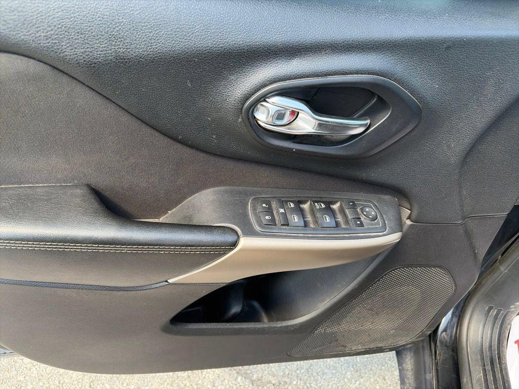 Used 2018 Jeep Cherokee Latitude w/ Altitude Package AWD/4WD image 17