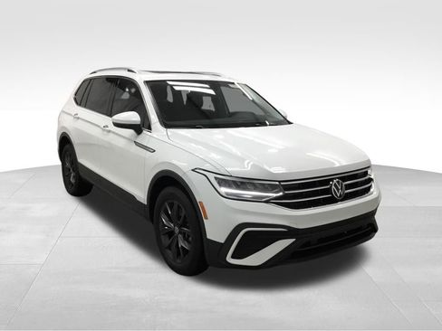 Used 2022 Volkswagen Tiguan SE w/ Panoramic Sunroof Package image 3