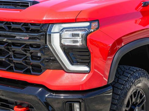 Used 2024 Chevrolet Silverado 2500 ZR2 w/ Technology Package AWD/4WD image 8