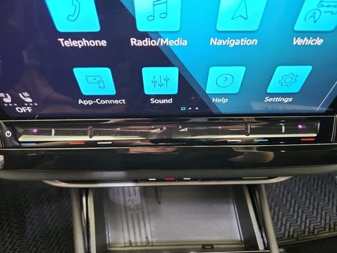 Certified 2025 Volkswagen Atlas Cross Sport SE image 22