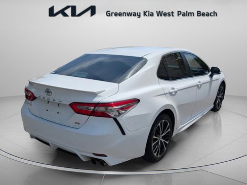 Used 2018 Toyota Camry SE image 7