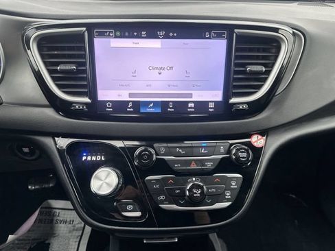 Used 2025 Chrysler Pacifica Select FWD image 18