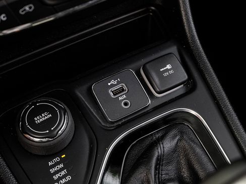 Used 2022 Jeep Cherokee Limited w/ Elite Package image 37