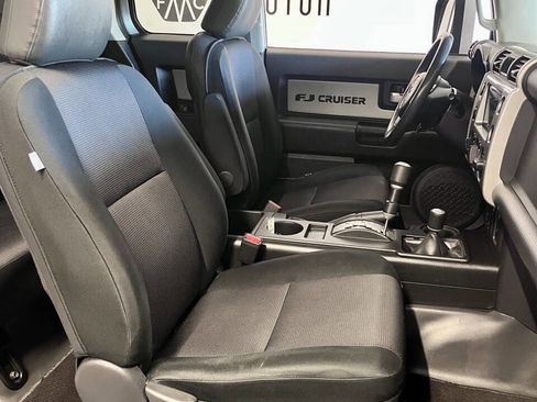 Used 2010 Toyota FJ Cruiser Base 4x4 4dr SUV 5A image 23