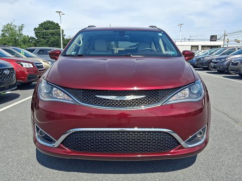 Used 2017 Chrysler Pacifica Touring-L w/ Tire & Wheel Group FWD image 2