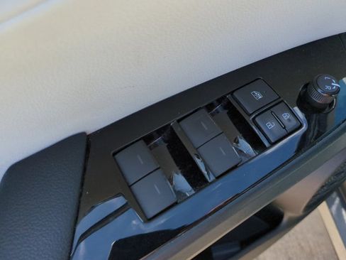 Certified 2019 Toyota Prius LE FWD image 12