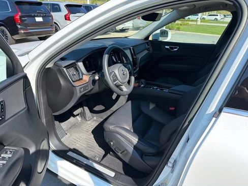 Used 2022 Volvo XC60 B5 Momentum w/ Climate Package AWD/4WD image 5