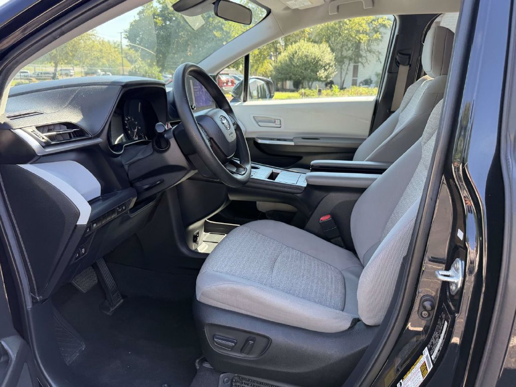 Used 2025 Toyota Sienna LE FWD image 16