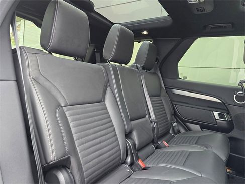 New 2025 Land Rover Discovery Dynamic SE image 30