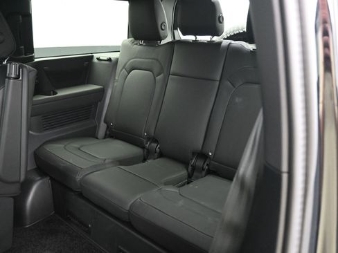 Used 2025 Land Rover Defender 130 X-Dynamic SE image 7