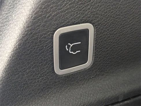 Used 2024 Chrysler Pacifica Limited w/ Uconnect Theater Family Group image 32