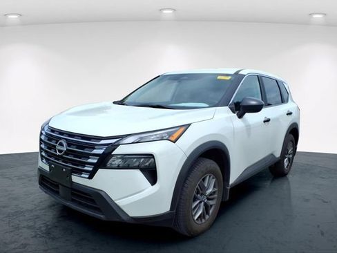 Used 2024 Nissan Rogue S FWD image 2