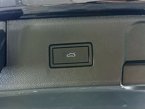 Used 2025 Volkswagen Atlas SE image 31