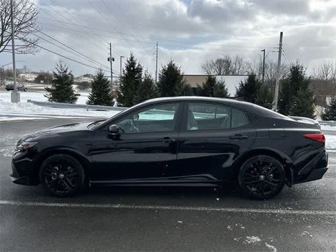 Used 2025 Toyota Camry SE image 2