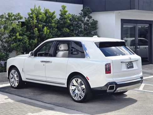 Used 2025 Rolls-Royce Cullinan image 3