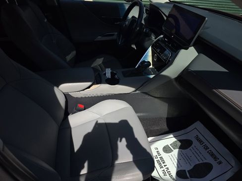 Certified 2024 Toyota Venza XLE AWD/4WD image 18
