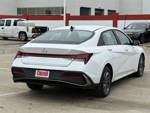 Used 2024 Hyundai Elantra SEL image 4