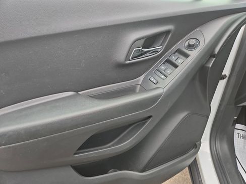 Used 2022 Chevrolet Trax LS w/ Tint and Cruise Package image 10