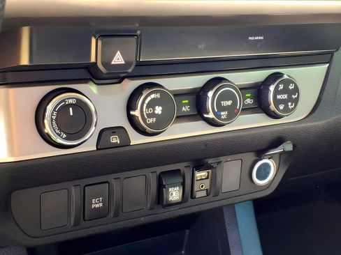 Used 2019 Toyota Tacoma SR5 AWD/4WD image 19