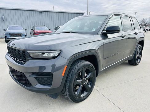 Used 2023 Jeep Grand Cherokee Altitude image 34