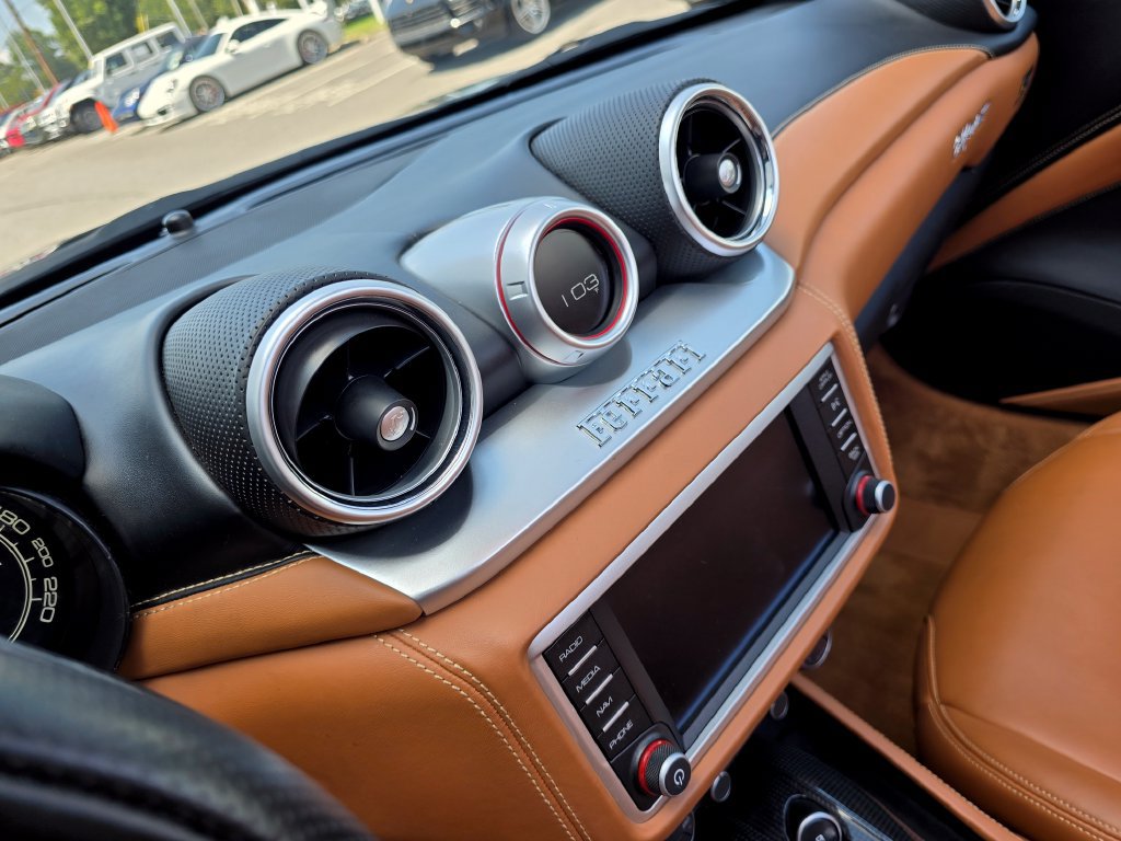 Used 2015 Ferrari California T RWD image 32