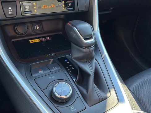 Used 2025 Toyota RAV4 Limited image 35