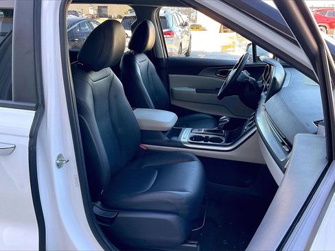 Certified 2024 Kia Carnival LX image 7