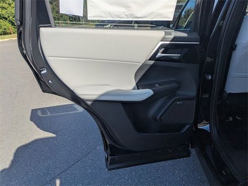 New 2025 Mitsubishi Outlander SE image 25