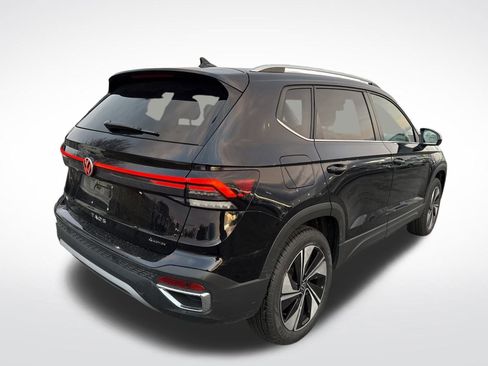 Certified 2025 Volkswagen Taos SE w/ Panoramic Sunroof Package image 5