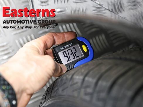 Used 2023 Chrysler Pacifica Touring-L image 29