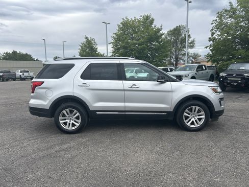 Used 2018 Ford Explorer XLT w/ Equipment Group 202A AWD/4WD image 3