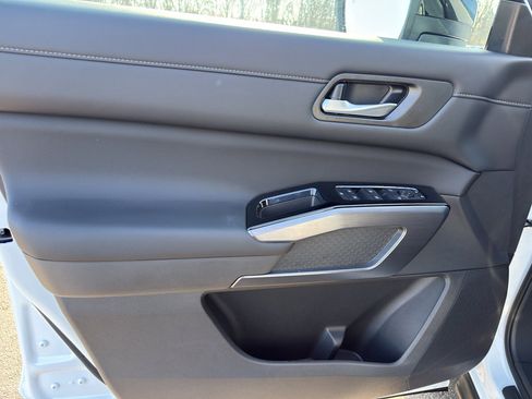 New 2026 Nissan Pathfinder SL image 13