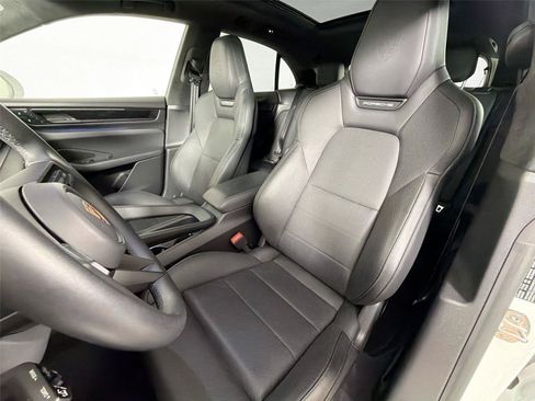 Certified 2025 Porsche Macan Electric RWD image 5