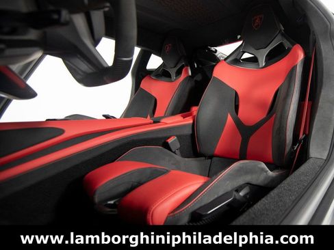 Used 2024 Lamborghini Revuelto image 10