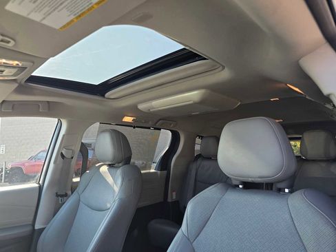Used 2023 Toyota Sienna Limited image 25