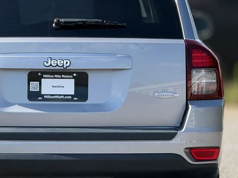Used 2016 Jeep Compass Latitude FWD image 14