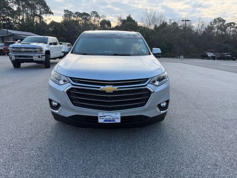 Used 2021 Chevrolet Traverse LT image 2