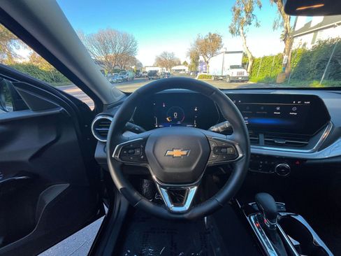 Used 2025 Chevrolet Trax LT w/ LT Convenience Package image 32