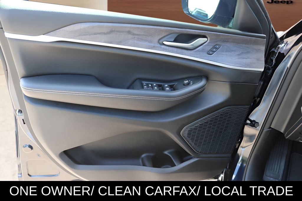 Used 2024 Jeep Grand Cherokee Limited RWD image 10